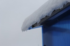 Соблюдайте меры безопасности при угрозе схода снега и падения сосулек с крыш зданий